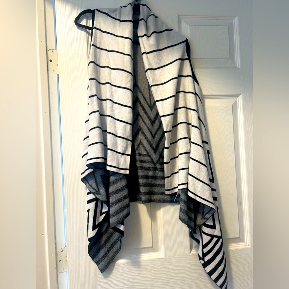 Merona sweater cape black and white gently worn